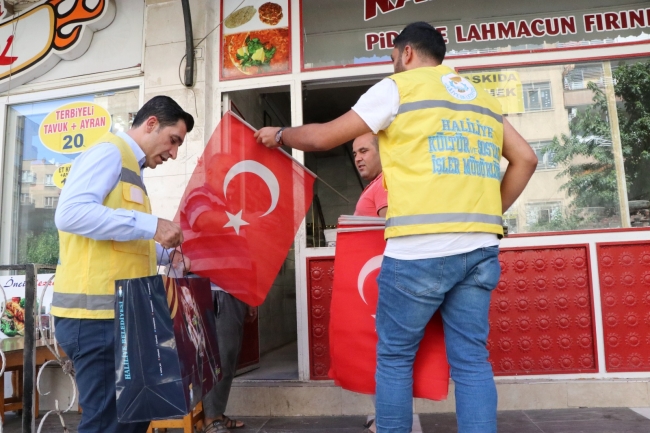 HALİLİYE'DE ESNAF VE VATANDAŞA TÜRK BAYRAĞI DAĞITILDI