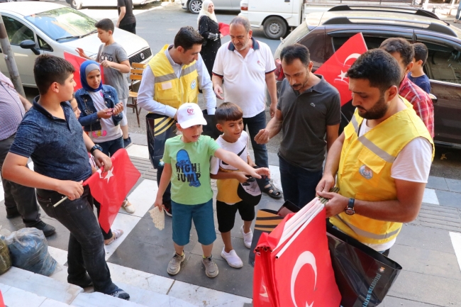 HALİLİYE'DE ESNAF VE VATANDAŞA TÜRK BAYRAĞI DAĞITILDI