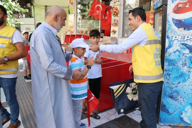HALİLİYE'DE ESNAF VE VATANDAŞA TÜRK BAYRAĞI DAĞITILDI
