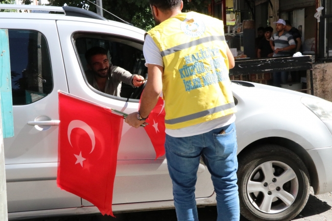 HALİLİYE'DE ESNAF VE VATANDAŞA TÜRK BAYRAĞI DAĞITILDI