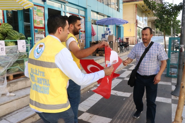 HALİLİYE'DE ESNAF VE VATANDAŞA TÜRK BAYRAĞI DAĞITILDI