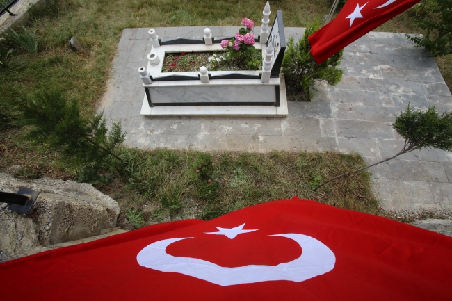 ŞEHİT ÖĞRETMEN NECMETTİN YILMAZ KABRİ BAŞINDA ANILDI