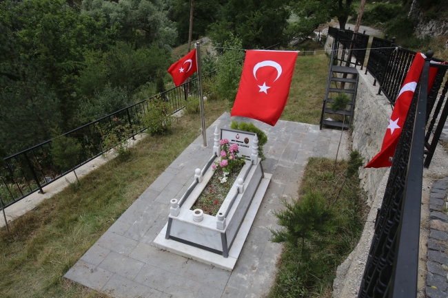 ŞEHİT ÖĞRETMEN NECMETTİN YILMAZ KABRİ BAŞINDA ANILDI