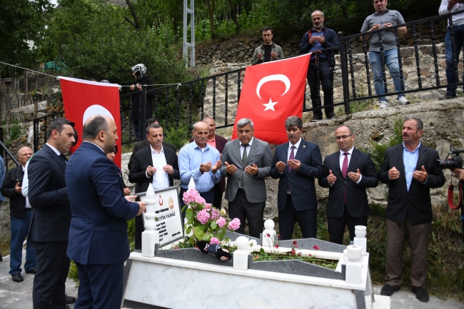 ŞEHİT ÖĞRETMEN NECMETTİN YILMAZ KABRİ BAŞINDA ANILDI