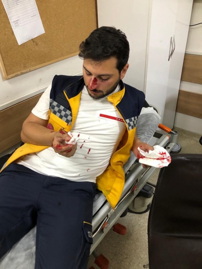 ŞANLIURFA'DA AMBULANS ŞOFÖRÜNÜN BURNUNU KIRDILAR