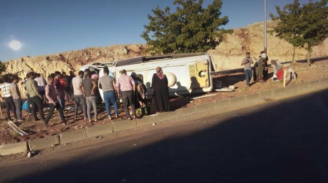 SON DAKİKA.. ŞANLIURFA'DA İŞÇİ SERVİSİ DEVRİLDİ: 10 YARALI
