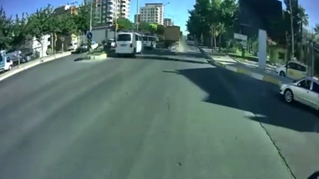 ŞANLIURFA'DA 2 KİŞİNİN ÖLDÜĞÜ FECİ KAZA KAMERADA