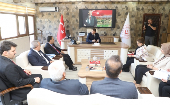 VALİ AYHAN, BAKIM MERKEZİNDE VATANDAŞLARI DİNLEDİ