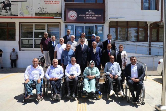 VALİ AYHAN, BAKIM MERKEZİNDE VATANDAŞLARI DİNLEDİ