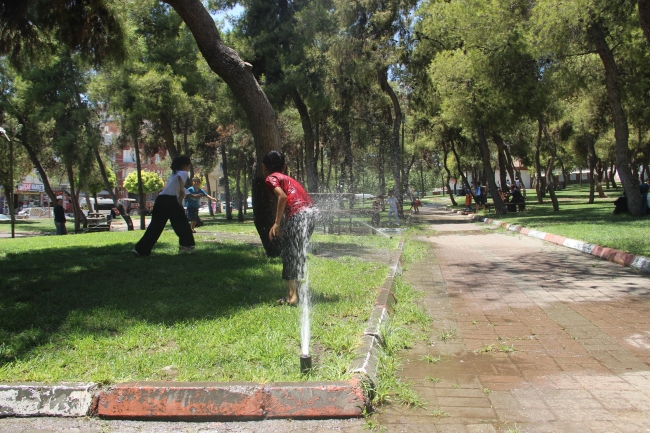 URFA'DA SICAKTAN BUNALANLARIN SIĞINAĞI PARKLAR