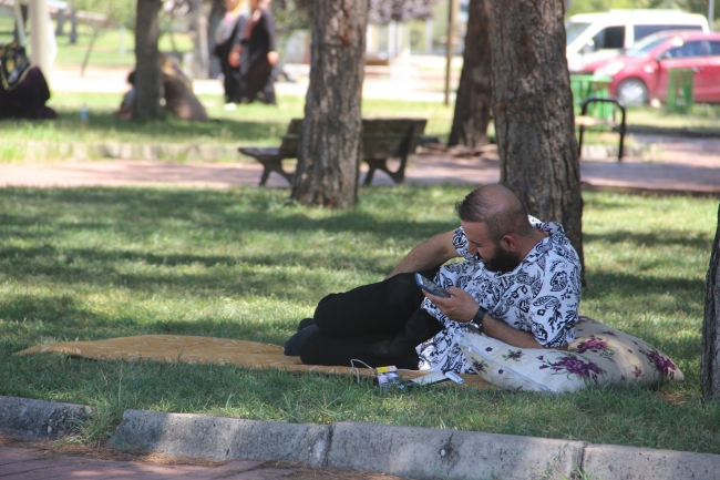 URFA'DA SICAKTAN BUNALANLARIN SIĞINAĞI PARKLAR