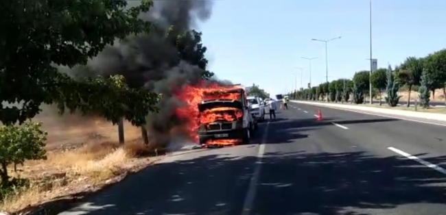 ŞANLIURFA'DA OTO KURTARMA ARACI ALEV ALEV YANDI