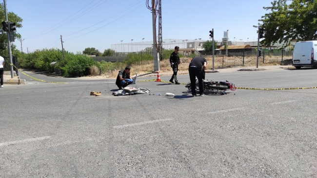 ŞANLIURFA'DA TIRA ÇARPAN MOTOSİKLET SÜRÜCÜSÜ FECİ ŞEKİLDE HAYATINI KAYBETTİ