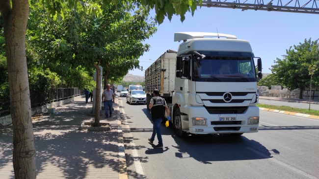 ŞANLIURFA'DA TIRA ÇARPAN MOTOSİKLET SÜRÜCÜSÜ FECİ ŞEKİLDE HAYATINI KAYBETTİ