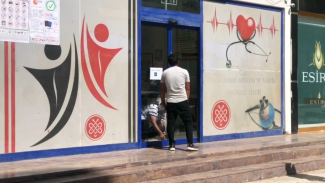 ŞANLIURFA'DA KPSS'YA GEÇ KALANLAR SALONA ALINMADI