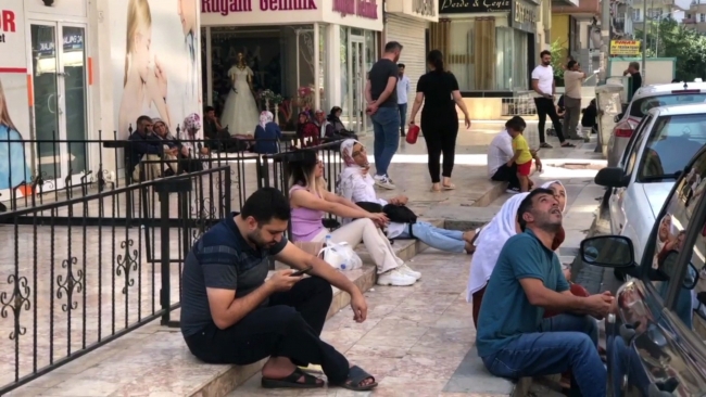 ŞANLIURFA'DA KPSS'YA GEÇ KALANLAR SALONA ALINMADI