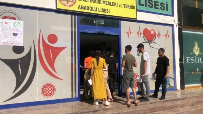 ŞANLIURFA'DA KPSS'YA GEÇ KALANLAR SALONA ALINMADI