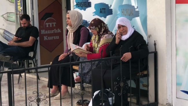 ŞANLIURFA'DA KPSS'YA GEÇ KALANLAR SALONA ALINMADI