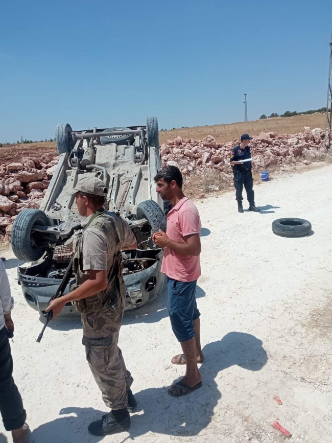 URFA'DA HAFİF TİCARİ ARAÇ DEVRİLDİ: 4 YARALI