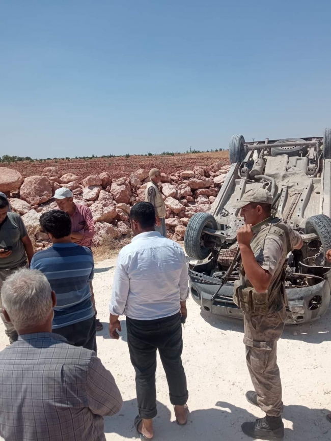 URFA'DA HAFİF TİCARİ ARAÇ DEVRİLDİ: 4 YARALI