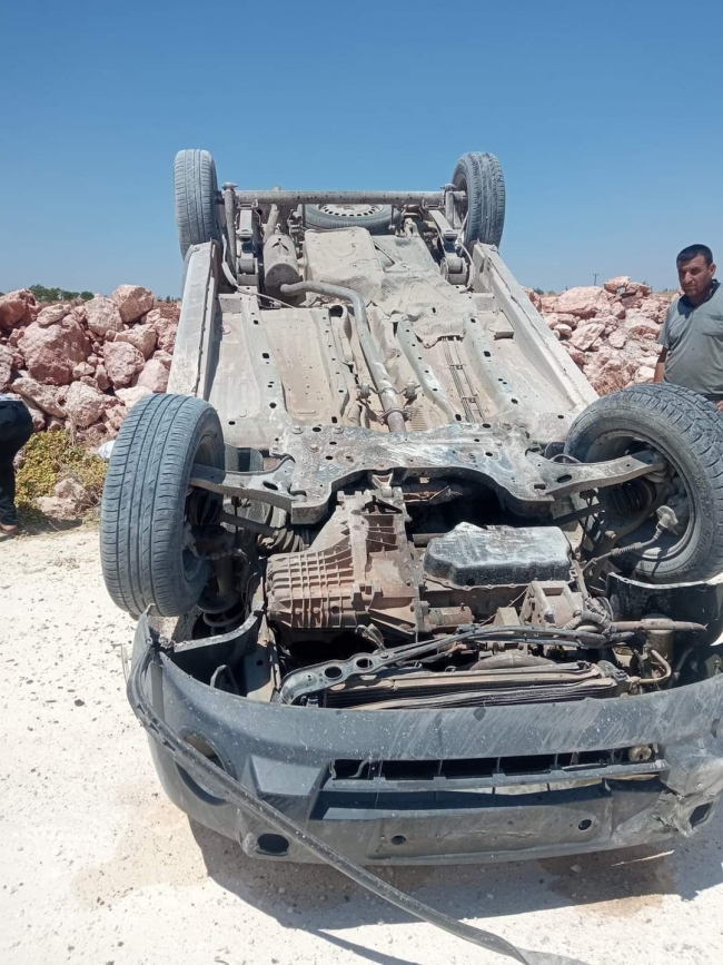 URFA'DA HAFİF TİCARİ ARAÇ DEVRİLDİ: 4 YARALI