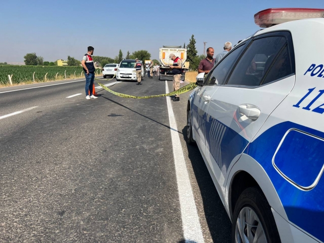 SURUÇ'TA ÖNCE TİCARİ ARACIN, SONRA KAMYONUN ÇARPTIĞI KİŞİ ÖLDÜ
