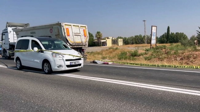 SURUÇ'TA ÖNCE TİCARİ ARACIN, SONRA KAMYONUN ÇARPTIĞI KİŞİ ÖLDÜ