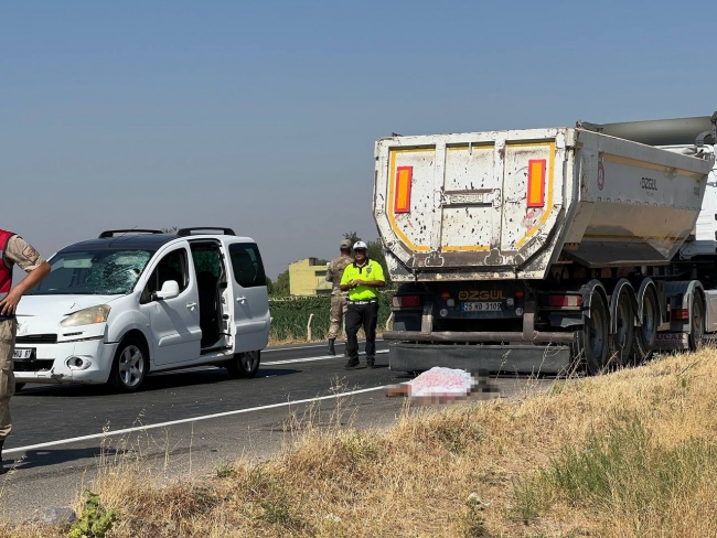 SURUÇ'TA ÖNCE TİCARİ ARACIN, SONRA KAMYONUN ÇARPTIĞI KİŞİ ÖLDÜ