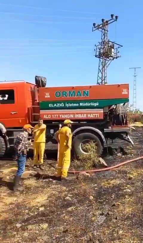 Trafodan çıkan kıvılcım otluk alanı tutuşturdu