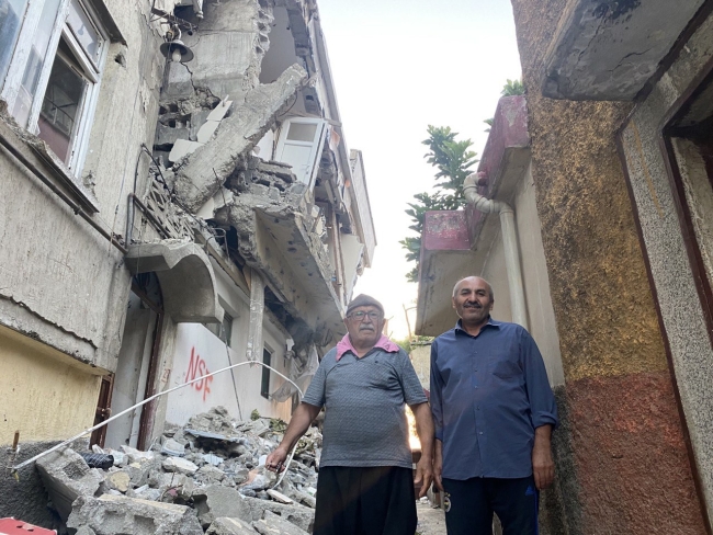 Ağır hasarlı bina mahalleliyi korkutuyor
