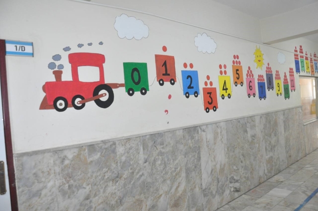 SINIRDAKİ ÖĞRETMENLERİN MESAİSİ OKULU BOYAMAKLA BAŞLADI