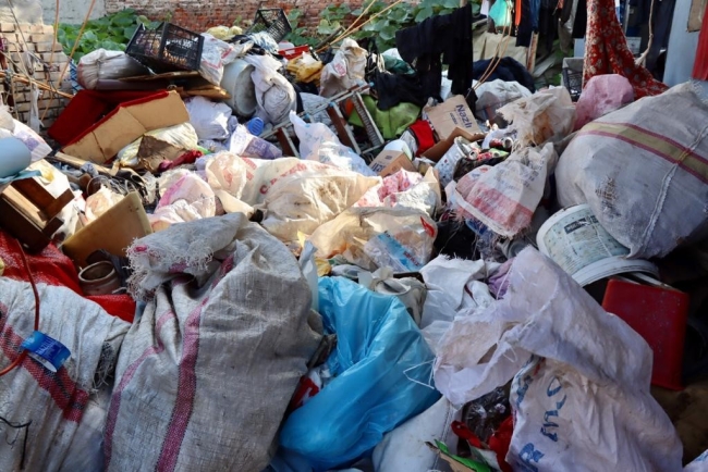 BU EVDEN, 8 SAATTE 7 KAMYON ÇÖP ÇIKTI