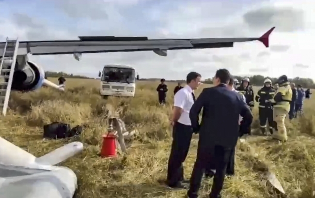 Rusya’da 167 kişiyi taşıyan yolcu uçağı tarlaya acil iniş yaptı