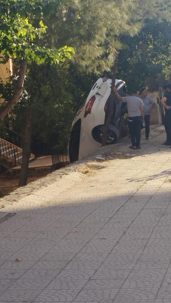 2 METRELİK BOŞLUĞA DÜŞEN OTOMOBİL GÜVENLİK KAMERASINDA