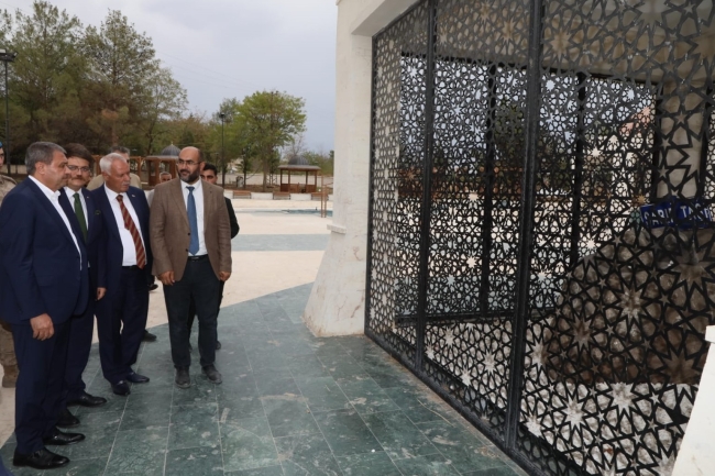 VALİ ŞILDAK EYYÜP NEBİ'DE ŞİFALIDAN SU İÇEREK DUA ETTİ