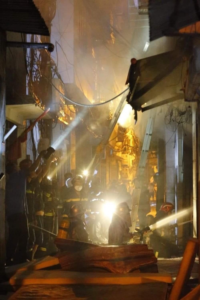 Vietnam’da 9 katlı apartmanda yangın: 30 ölü