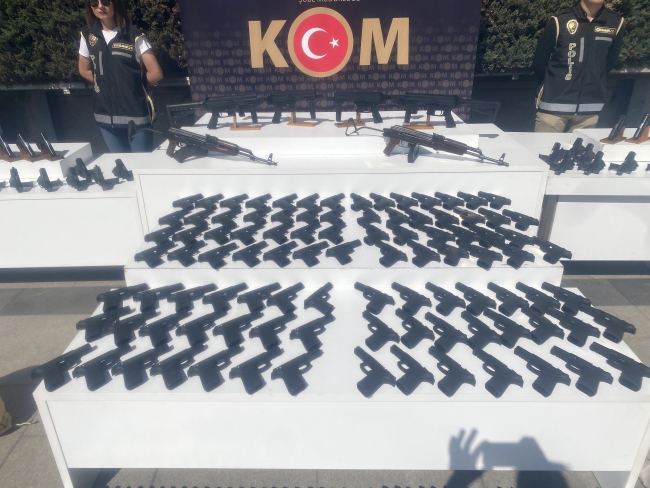 SİLAH ATÖLYELERİNE OPERASYON: ÇOK SAYIDA SİLAH VE 2 BİNİ AŞKIN PARÇA ELE GEÇİRİLDİ