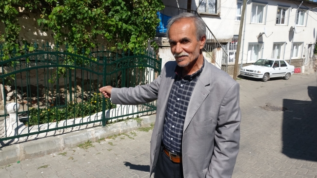 Bu mezar bir asırdır yolun ortasında, kime ait olduğunu ise bilen yok