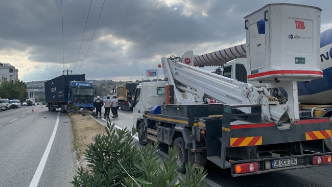 Kontrolden çıkan tır elektrik direğini devirdi