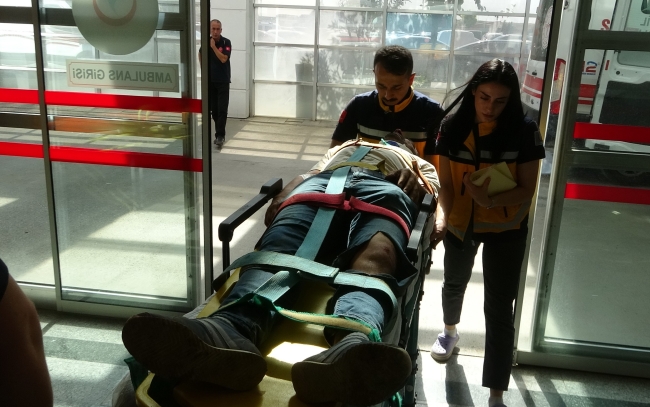 Adıyaman’da kule vinç devrildi: 2 yaralı