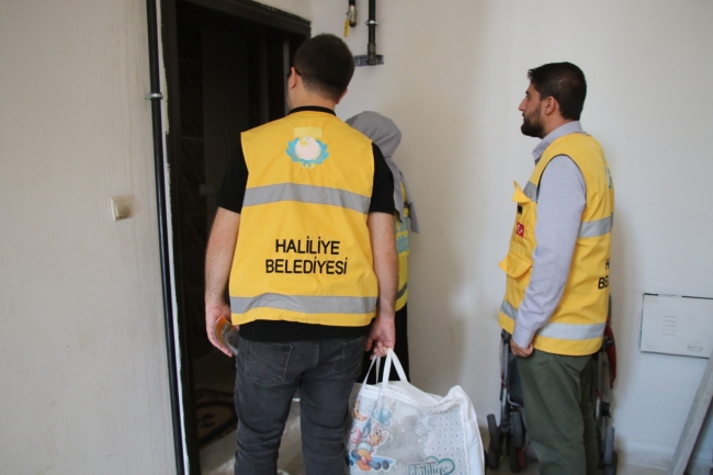 HALİLİYE'DE YENİ DOĞAN BEBEKLERİN HEDİYELERİ HANELERE TESLİM EDİLİYOR