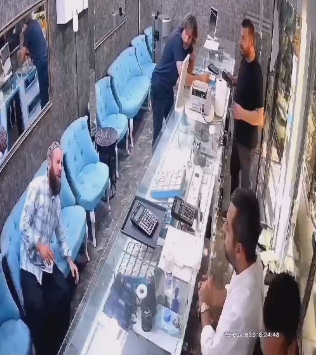 Arıyı kurtarmak isterken az kalsın canından oluyordu
