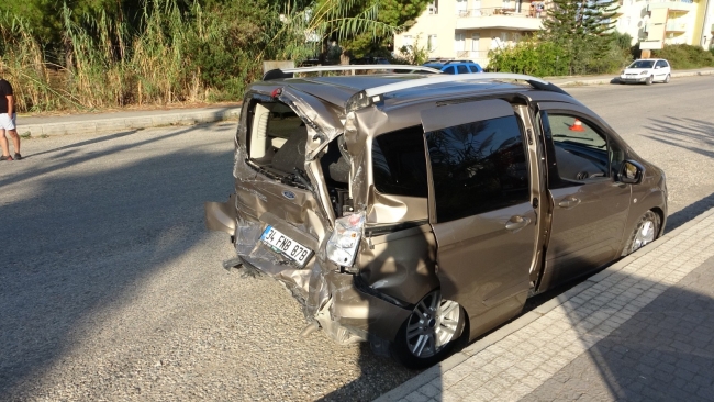 Antalya’da üç araçlı zincirleme kazada 3 kişi yaralandı