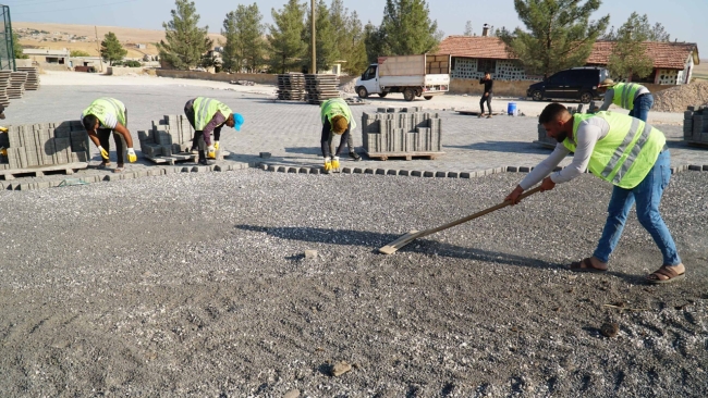 HALİLİYE’DE KİLİTLİ BETON PARKE ÇALIŞMALARI SÜRÜYOR