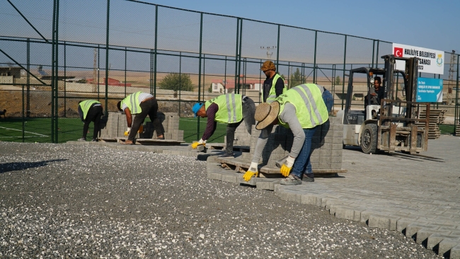 HALİLİYE’DE KİLİTLİ BETON PARKE ÇALIŞMALARI SÜRÜYOR