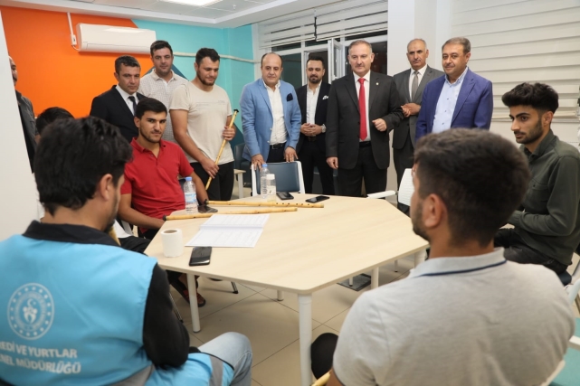 VALİ ŞILDAK ÜNİVERSİTE ÖĞRENCİLERİNİ DİNLEDİ