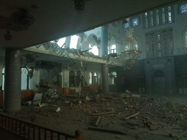 AĞIR HASARLI BİNA, AZ HASARLI CAMİNİN ÜZERİNE YIKILDI
