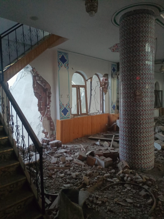 AĞIR HASARLI BİNA, AZ HASARLI CAMİNİN ÜZERİNE YIKILDI