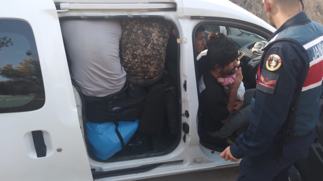 JANDARMA BİLE ŞAŞIRDI! BİR OTOMOBİLDEN 16 KAÇAK GÖÇMEN ÇIKTI