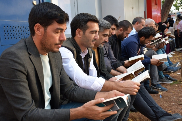 YÜZLERCE SİVEREKLİ BİR ARADA KİTAP OKUDU